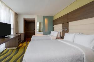 Rúm í herbergi á Four Points By Sheraton Bogota