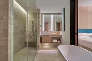 y baño con ducha y lavamanos. en Penang Marriott Hotel en George Town