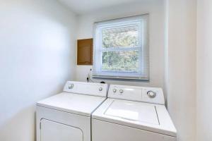 A bathroom at NEW 3 BR Vacation House Close to Golden Nugget
