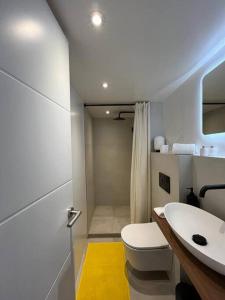 y baño con aseo blanco y lavamanos. en Appartement 2 chambres en plein cœur de St Jean en Saint Barthelemy