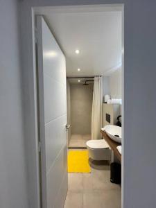 uma casa de banho branca com um WC e um lavatório em Appartement 2 chambres en plein cœur de St Jean em Saint Barthelemy