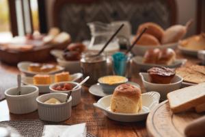蒂拉登蒂斯的住宿－Pousada Do Largo，一张桌子,上面摆放着各种面包和糕点