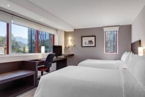 Postel nebo postele na pokoji v ubytování Four Points by Sheraton Santiago