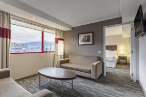 TV a/nebo společenská místnost v ubytování Four Points by Sheraton Santiago