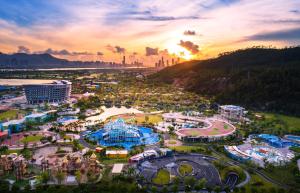 uma vista aérea de um parque de diversões ao pôr-do-sol em Hilton Garden Inn Zhuhai Hengqin Sumlodol Park em Zhuhai