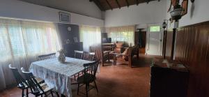 d'une salle à manger avec une table et des chaises. dans l'établissement Casa rustica en Mar Chiquita, à Balneario Mar Chiquita