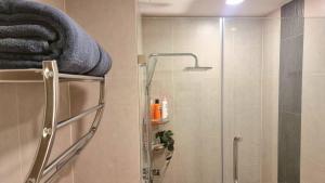 Un baño de B407-High Floor Pool View 1 Br At Ao Nang Beach