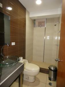 uma casa de banho com um WC e um lavatório em HOSTAL TAU TACNA em Tacna