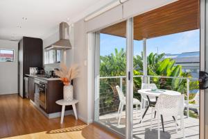 cocina con balcón con mesa y sillas en Applecross Riverside Apt, en Perth