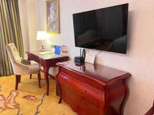 Televiisor ja/või meelelahutuskeskus majutusasutuses Foshan Shiwan Hotel
