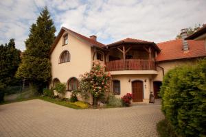 Casa grande con balcón en la entrada en Pension Centrum, en Říčany