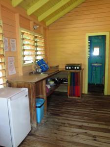 Una cocina o kitchenette en Hotel Chillies and Native Sons Diving