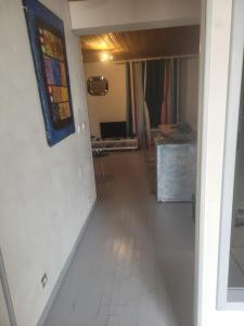 um corredor vazio de um quarto com em Superbe appartement avec parking em Roanne