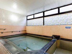 Tabist Hotel Nemuro Kaiyoutei في نيمورو: مسبح فاضي في صاله رياضيه
