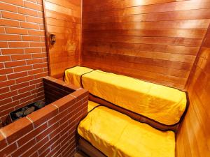 Una sauna con dos camas en una pared de ladrillo. en Tabist Hotel Nemuro Kaiyoutei, en Nemuro 69 fotos más