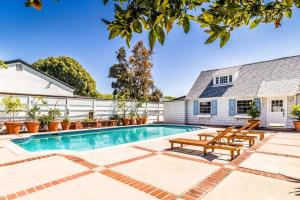 uma imagem de uma piscina no quintal de uma casa em Urban cottage with big pool and great location em Los Angeles