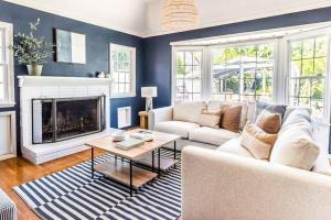 uma sala de estar com um sofá branco e uma lareira em Urban cottage with big pool and great location em Los Angeles