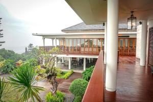 Casa con terraza con vistas al océano en Louis Kienne Bandungan, en Srondolwetan