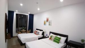 מיטה או מיטות בחדר ב-Khách Sạn Nhơn Lý LYS HOTEL