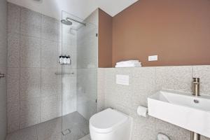 ein Bad mit einer Dusche, einem WC und einem Waschbecken in der Unterkunft Abode Phillip in Canberra
