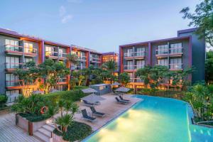 einen Blick nach außen auf ein Hotel mit Pool in der Unterkunft Holiday Inn Express Phuket Patong Beach Central, an IHG Hotel in Patong Beach