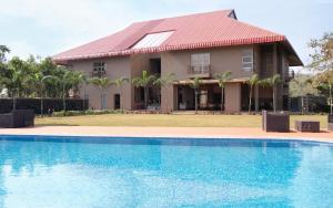 Ikshana Resort and Spa, Khandala内部或周边的泳池