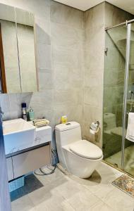 een badkamer met een toilet, een wastafel en een douche bij Homestay Oceanpark in Gia Lâm Pho