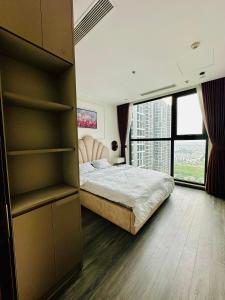 een slaapkamer met een bed en een boekenplank bij Homestay Oceanpark in Gia Lâm Pho