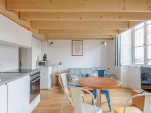 cocina y comedor con mesa y sillas en Studio La Rochelle, 1 pièce, 2 personnes - FR-1-535-54, en La Rochelle