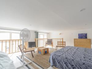 1 dormitorio con 1 cama, ventilador y balcón en Studio La Rochelle, 1 pièce, 2 personnes - FR-1-535-54, en La Rochelle