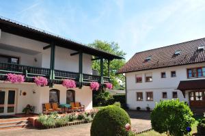 une maison avec des fleurs roses sur son côté dans l'établissement Landhaus Cornelia, à Bad Birnbach