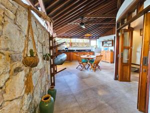 cocina y comedor con pared de piedra en Keong Villas, en Nembrala