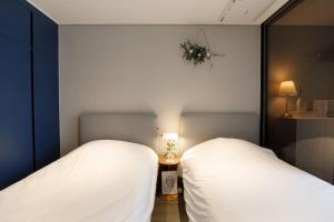 Duas camas sentadas uma ao lado da outra num quarto em Wecostay Namsan em Seul
