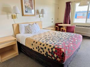 a hotel room with a bed and a table at Rodeway Inn Boardman - Hermiston in Boardman