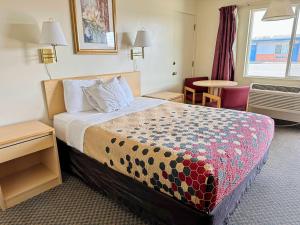 Postel nebo postele na pokoji v ubytování Rodeway Inn Boardman - Hermiston