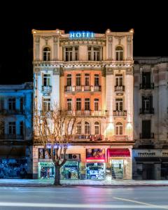 un bâtiment d'hôtel avec un arbre en face dans l'établissement Hotel Ilisia, à Thessalonique