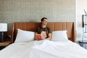 A bed or beds in a room at Sheraton Phoenix Downtown
