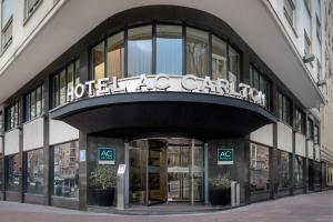 AC Hotel Carlton Madrid, a Marriott Lifestyle Hotel في مدريد: مبنى كاريلون تابع للفندق مع وضع علامة عليه