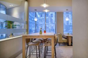 - une salle à manger avec une table et des chaises dans l'établissement AC Hotel Carlton Madrid by Marriott, à Madrid