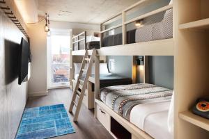 Postel nebo postele na pokoji v ubytování Moxy Halifax Downtown + 37 fotografií