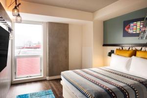 Postel nebo postele na pokoji v ubytování Moxy Halifax Downtown