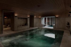 ein Badezimmer mit einem großen Pool in der Unterkunft Hôtel du Couvent, a Luxury Collection Hotel, Nice in Nizza