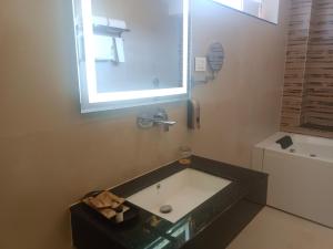 HOTEL KADAMB TREE的一间浴室