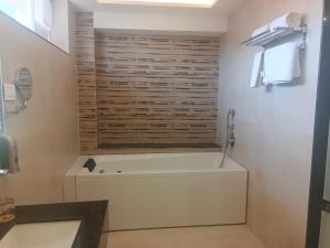 HOTEL KADAMB TREE的一间浴室