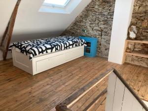 ein Schlafzimmer mit einem Bett im Dachgeschoss in der Unterkunft Maison Locmaria, 4 pièces, 6 personnes - FR-1-418-245 in Locmaria