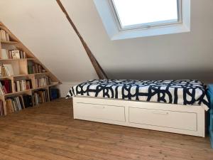 ein Schlafzimmer mit einem Bett und einem Bücherregal in der Unterkunft Maison Locmaria, 4 pièces, 6 personnes - FR-1-418-245 in Locmaria