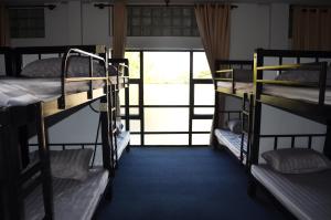 Ein Etagenbett oder Etagenbetten in einem Zimmer der Unterkunft Cosmos Guesthouse Snack Bar