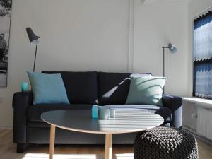 4 person holiday home in Svaneke في سفانيكي: غرفة معيشة مع أريكة وطاولة قهوة