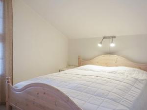 um quarto com uma cama grande e lençóis brancos em 6 person holiday home in KUNGSHAMN em Kungshamn