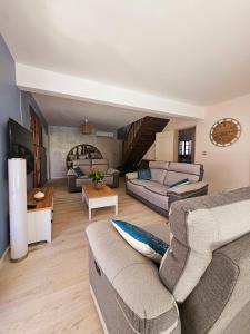 sala de estar amplia con sofá y mesa en Kaz Ô Flambloyant avec piscine privative, proche Grand'Anse, en Petite Île